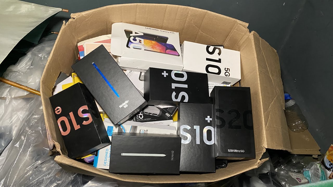 SAMSUNG STORE DUMPSTER DIVING JACKPOT! FOUND GALAXY FOLD 3! BIGGEST SAMUSNG DUMPSTER DIVING JACKPOT!
