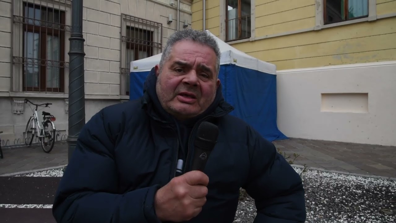 Cassolnovo, pianta la tenda davanti al municipio. 'Vi prego, aiutatemi a trovare una casa'