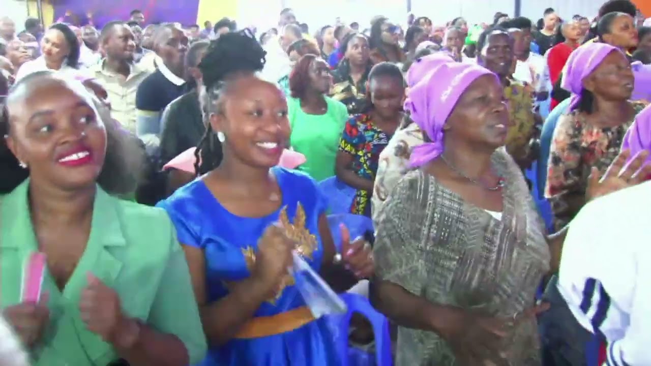 Bishop Ben gutongoria kigooco mwaki mwaki akikunguira birthday yake