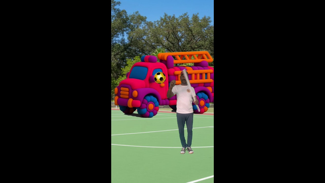 The mascot vibrato assistant Train placed on the football field is popular, co-produced