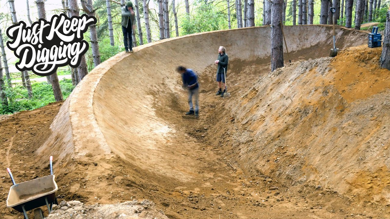 Twisted Trail Build 2024 - shaping dirt in the woods. Buildlapse and test runs.