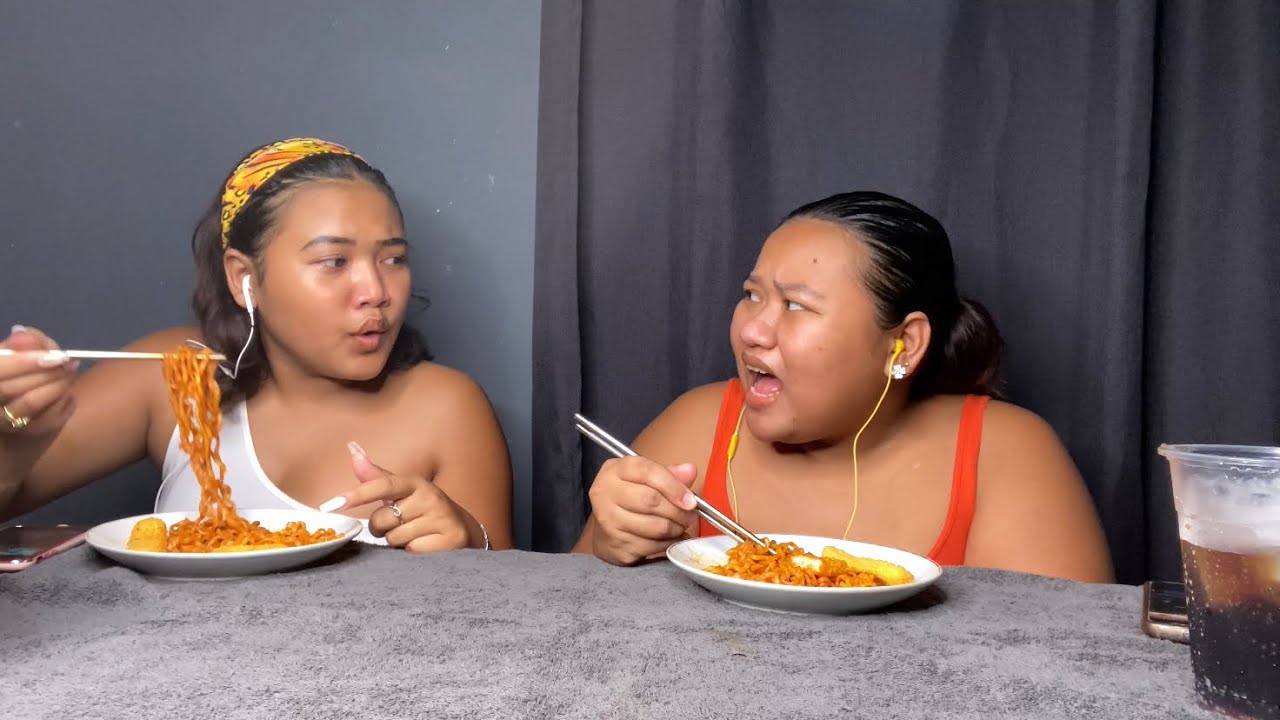 Op Stap met Mama&Papa 👨🏻🧑🏼‍🦰 // 2x Spicy Noodles & Earpiece Challenge 🎧🎶🍜🌶