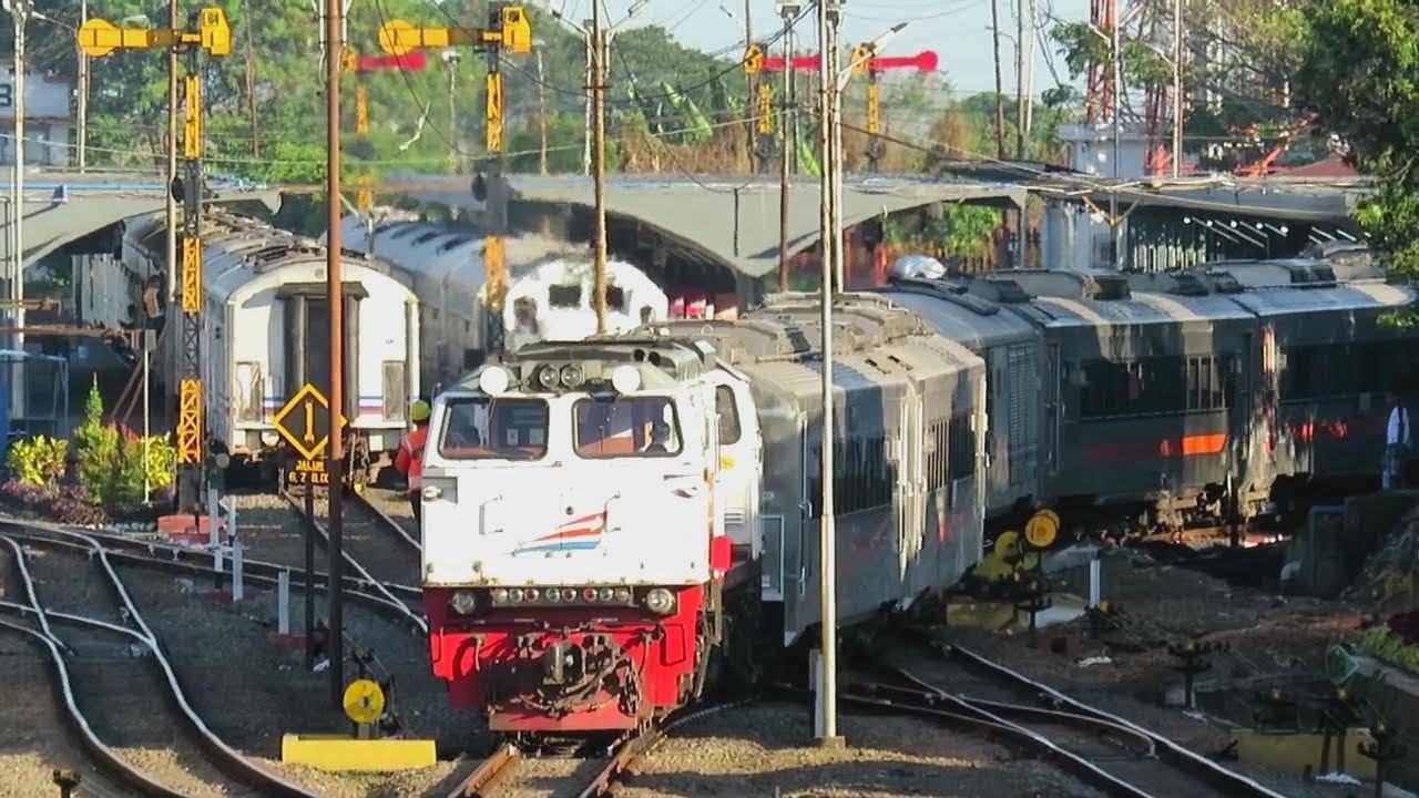 Hunting Kesibukan Kereta Api Sore Hari Lalu Lalang di Stasiun Malang