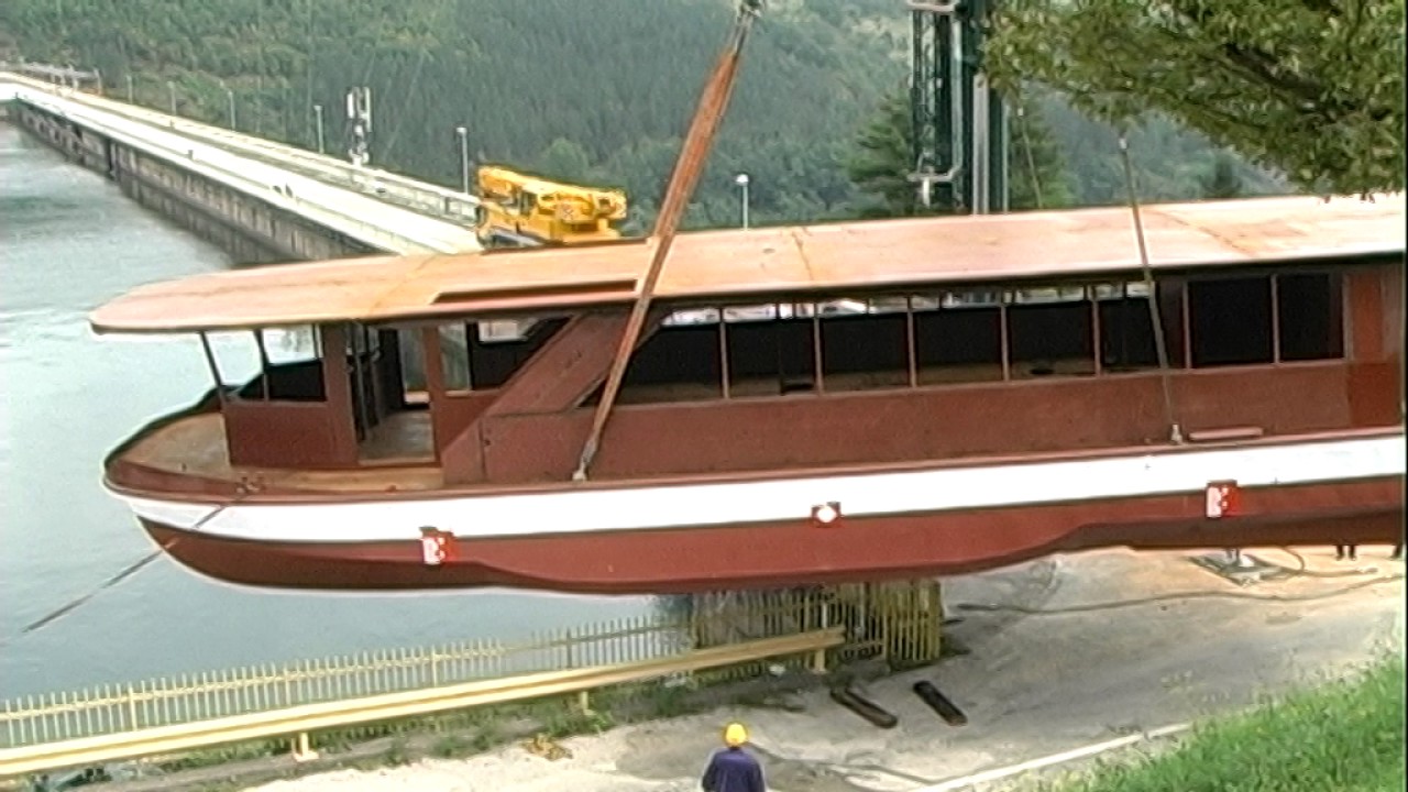 Porinuće broda GRIZZLY u jezero Perućac
