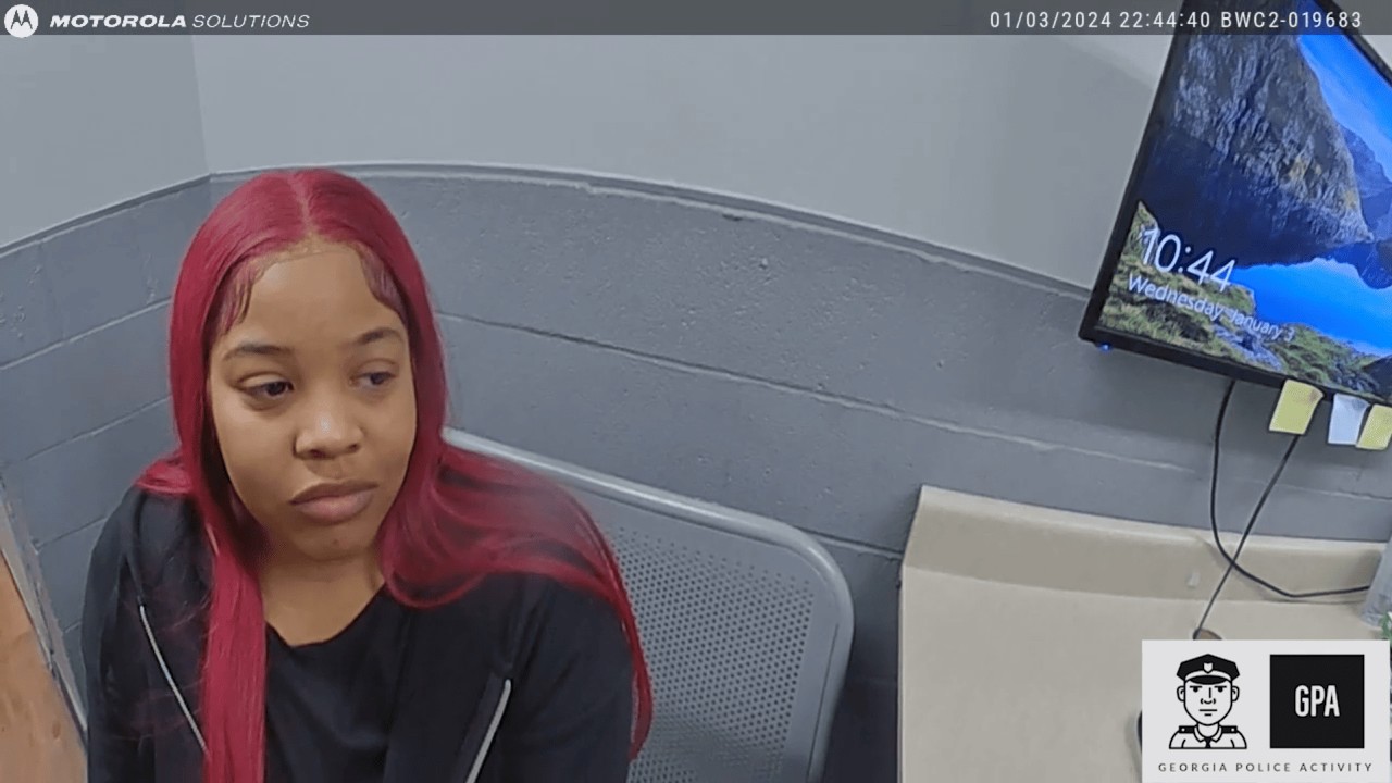 WOMAN CAUGHT STEALING AT WALMART RUNS FROM THE COPS BECAUSE SHE IS A REPEAT OFFENDER!