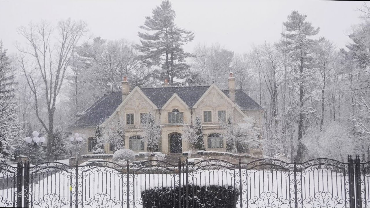 Snowfall and Canada Homes in Beautiful Neighborhood of Mississauga Multi Million Dollars Homes