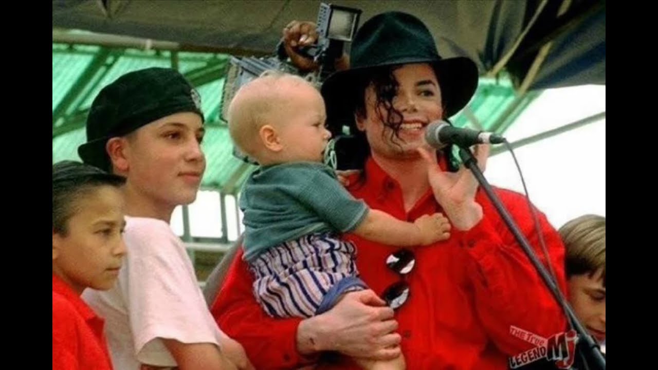 Michael Jackson visits hospitals around the world. ( Sub Ita)