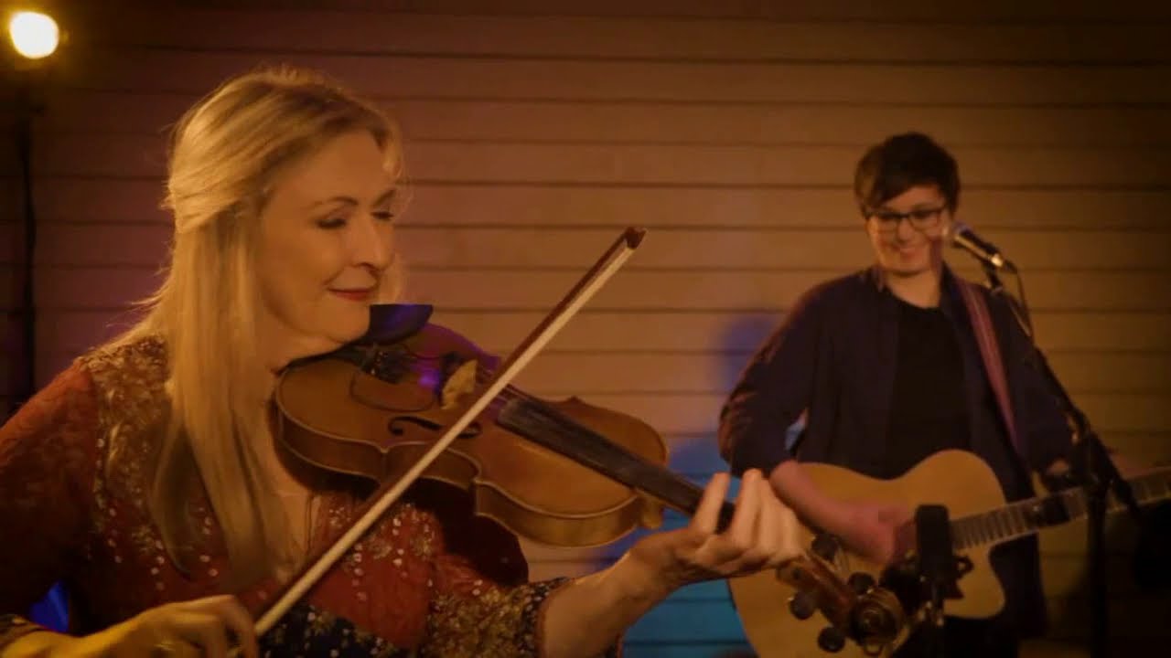 Moya Brennan, Mairéad Ní Mhaonaigh & Cormac de Barra - Cad É Sin Don té sin