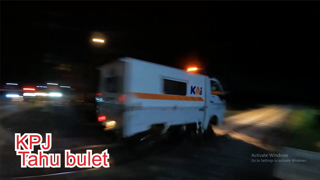 Stop.!! Hati2 ada kereta api di perlintasan