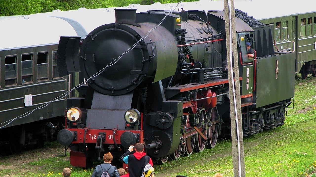 Ty2-911 z pociągiem retro na linii kolejowej nr 104 przez Beskid Wyspowy. 12.05.2019