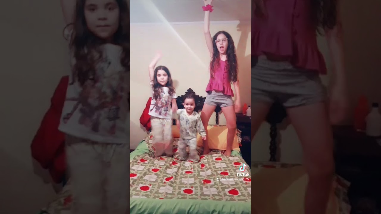 Dan&ccedil;ando com as primas...