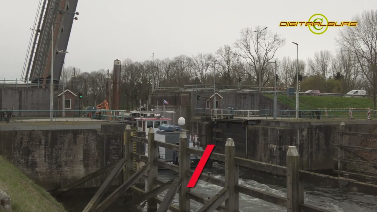 Wilhelminasluis in Andel voor de een attractie op zich voor de ander een bron van ergernis