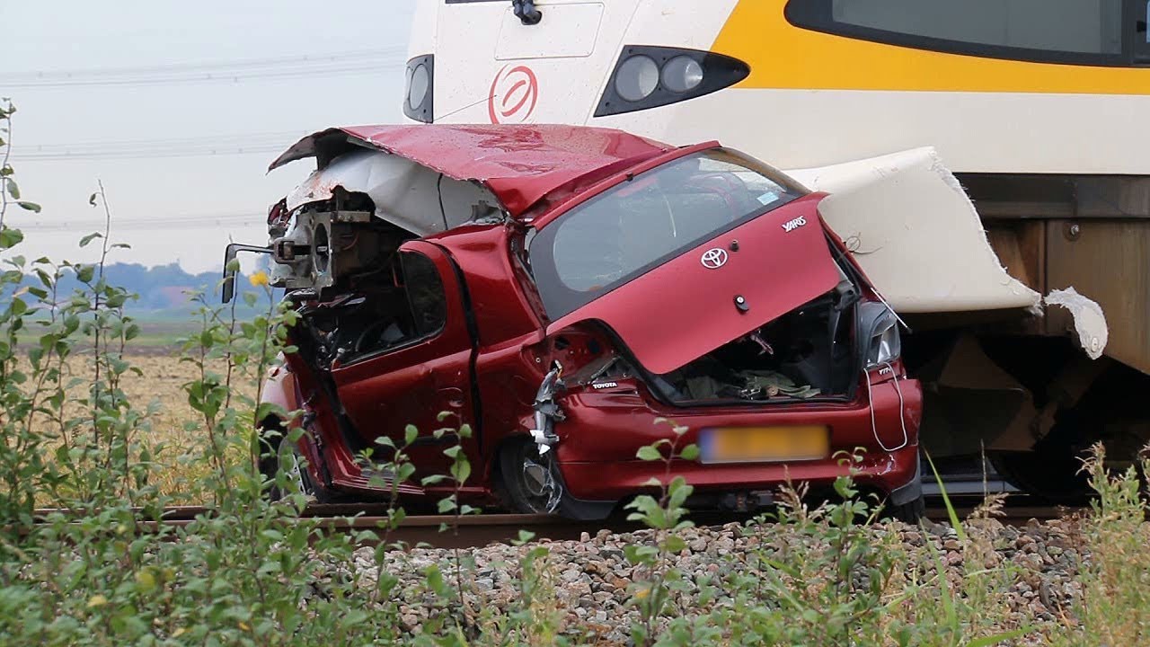 Scheemda - Automobilist overleden op onbewaakte spoorwegovergang na botsing met trein