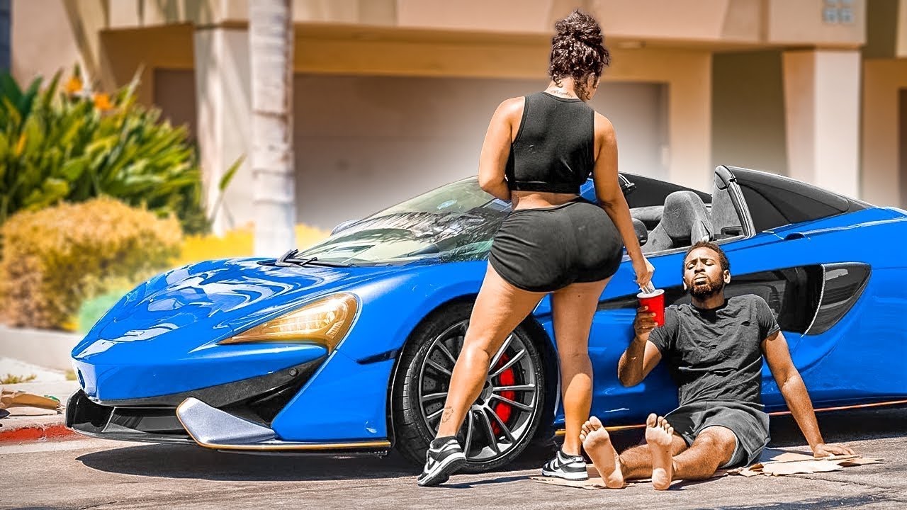 CETTE FEMME BLANCHE AIDE UN HOMME  PAUVRE, PUIS ELLE DECOUVRE QU’IL EST MILLIONNAIRE.♥️ #pranks 