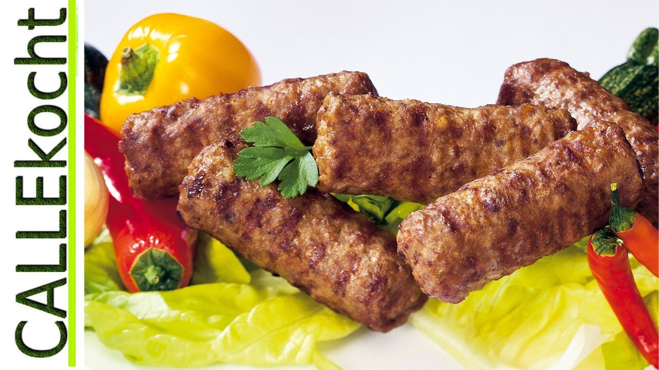 Ćevapčići sind gegrillte Hackfleischröllchen. Du wirst sie lieben!