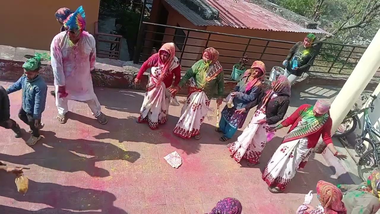होली के त्यौहार का मज़ा गांव में ही है।