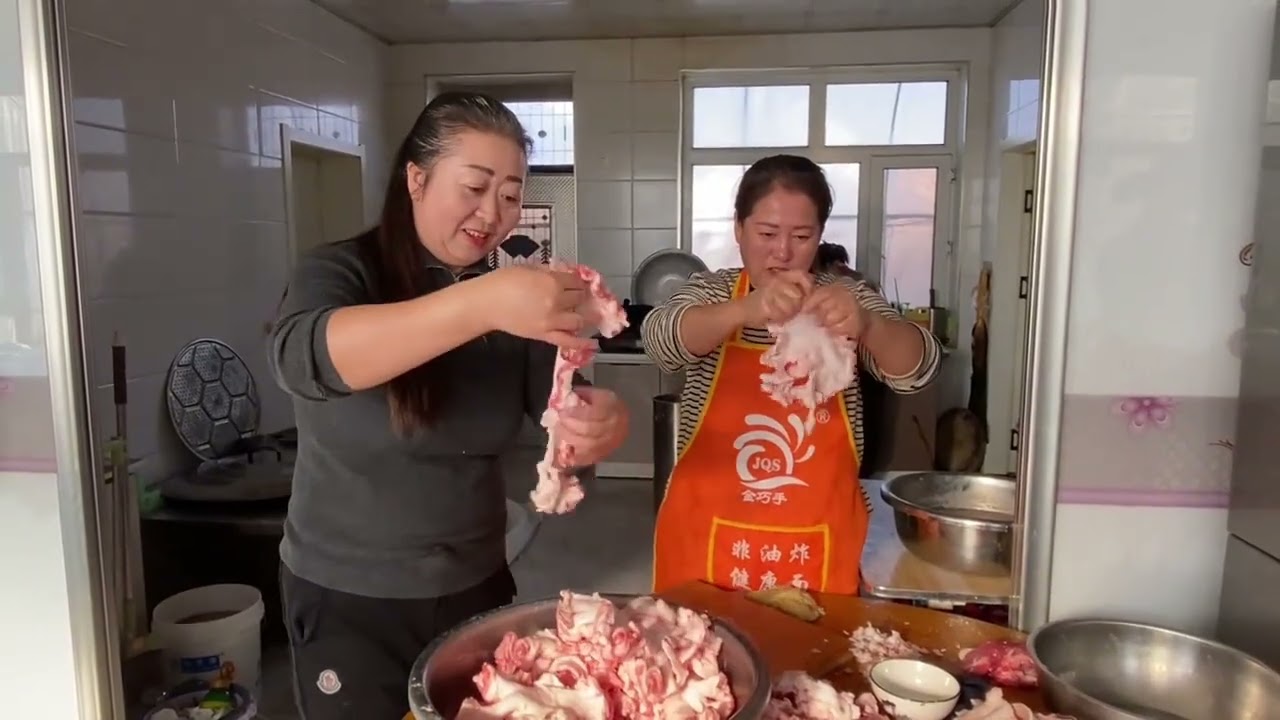 东北农家杀猪了，花5个小时犒了一大锅猪油，吃着真香#东北杀猪菜 #地方美食 #烤猪油 #油滋了