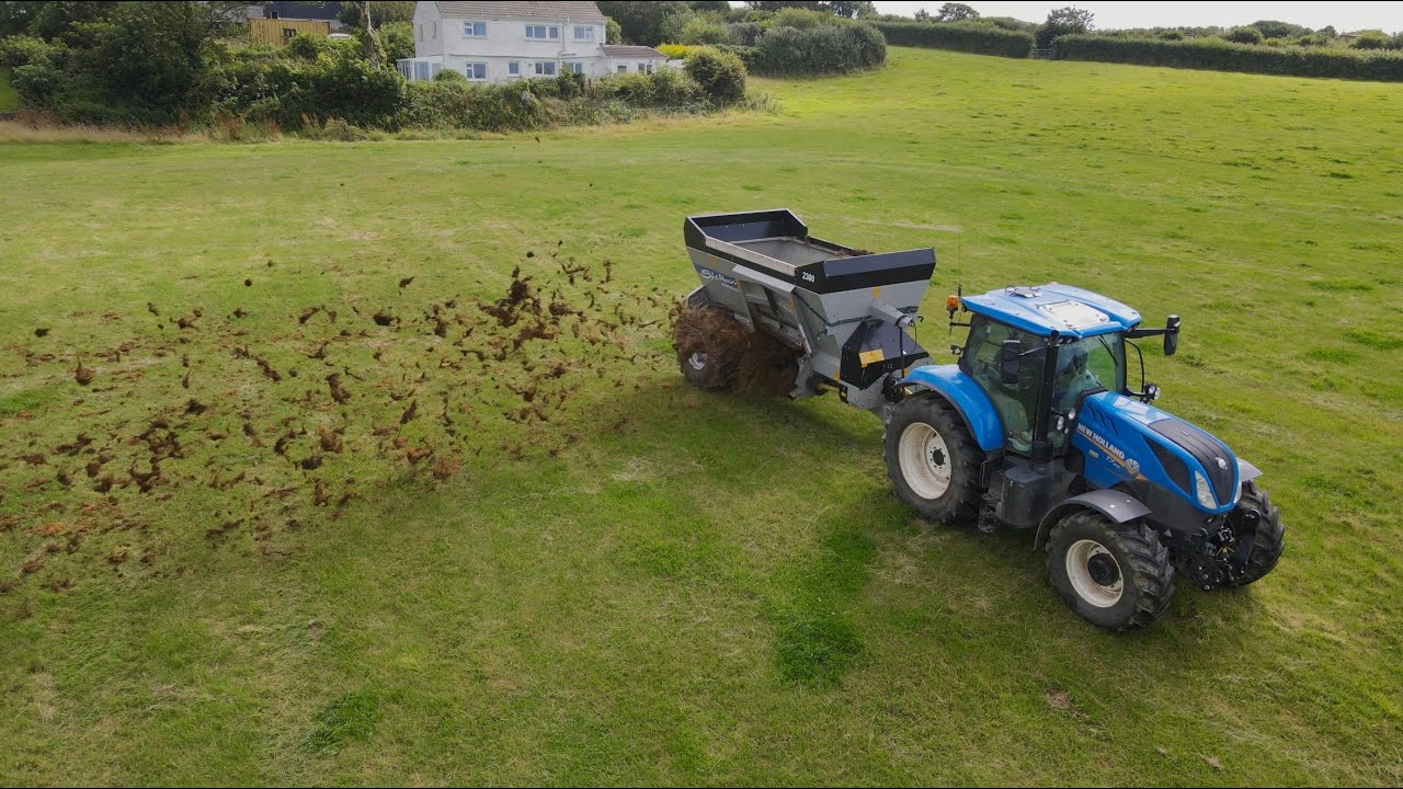 Spreading muck with new shelbourne spreader