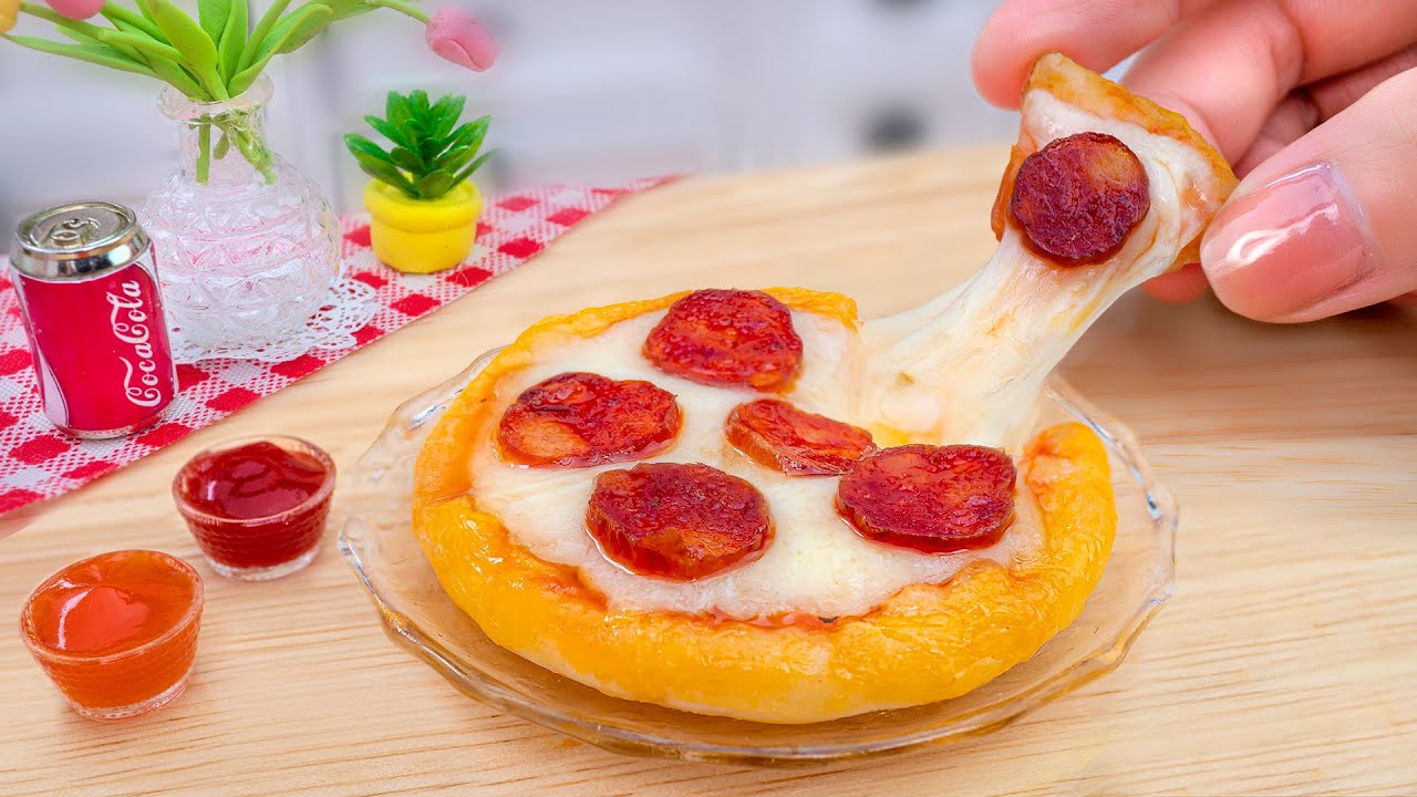 Такая вкусная удивительная миниатюрная пицца с пепперони, приготовленная на мини-кухне 🍕 Рецепт