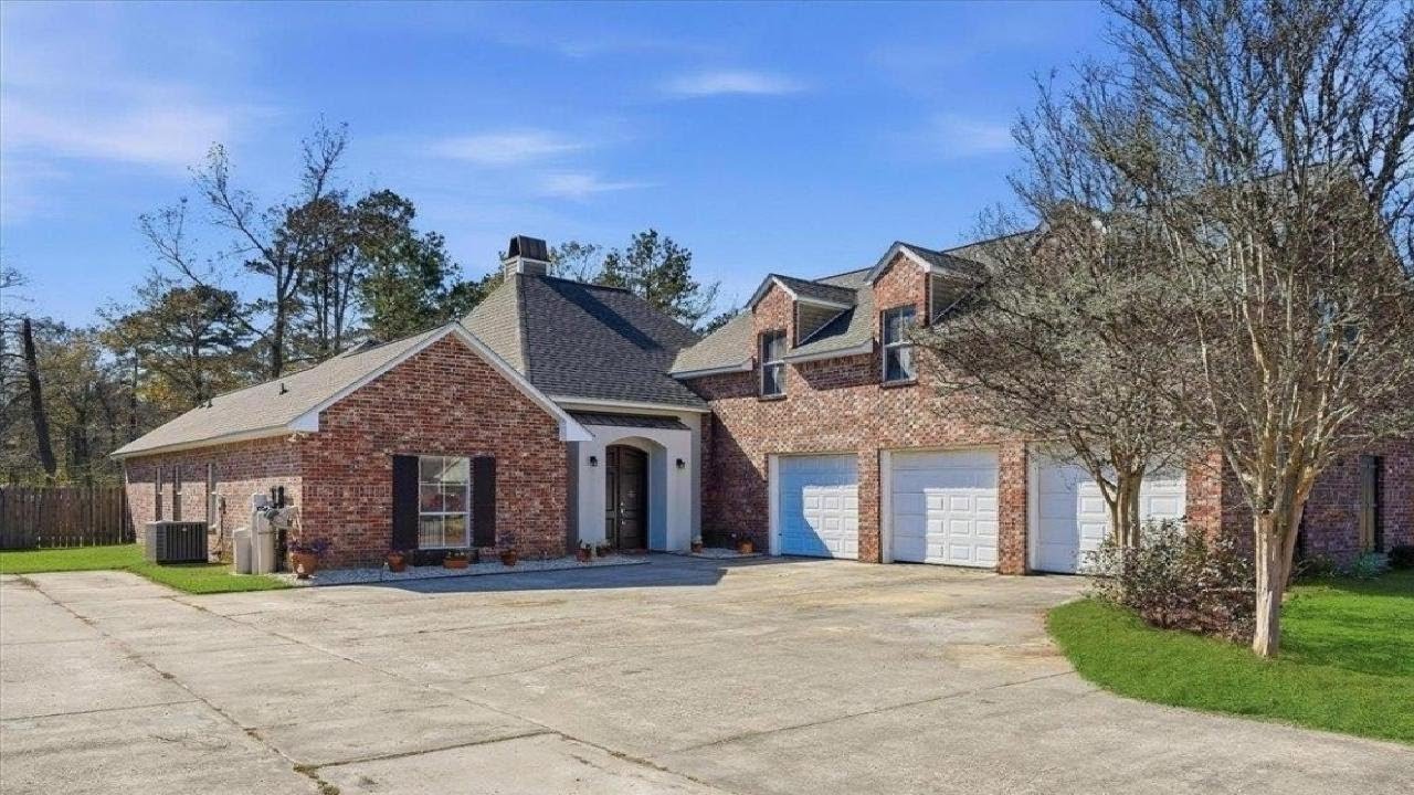 1480 Willow Oak Dr, Denham Springs, LA Presented by Darren James.