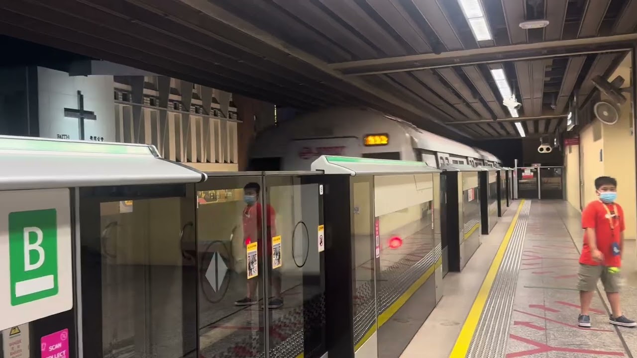 (5th meets 4th) C151B 611/612 & C151A 567/568 at Commonwealth #train #c151b #c151a