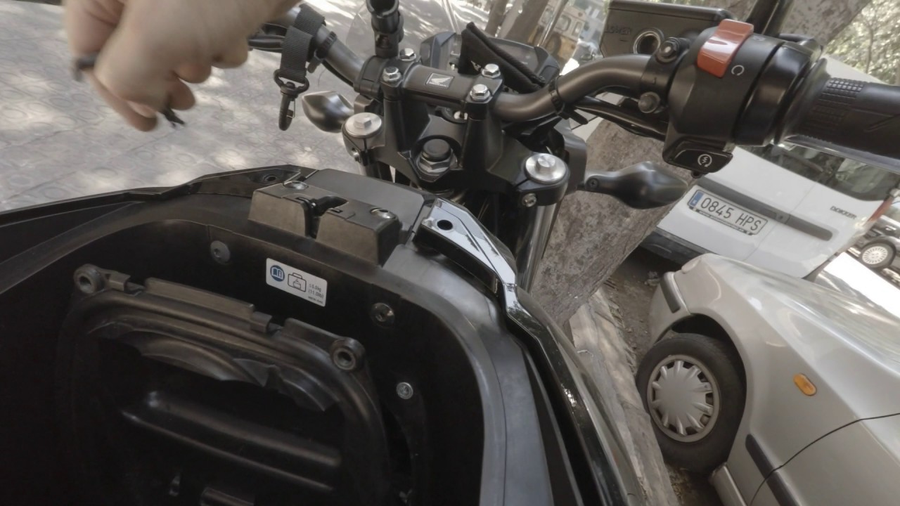 Разборка Honda NC700S, установка USB зарядки