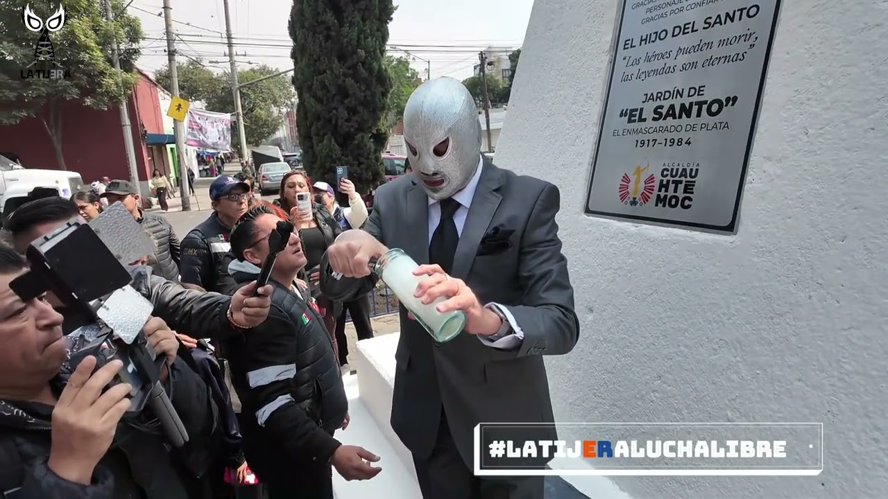 42 aniversario luctuoso del Santo con la presencia del Hijo del Santo en la estatua de su padre 