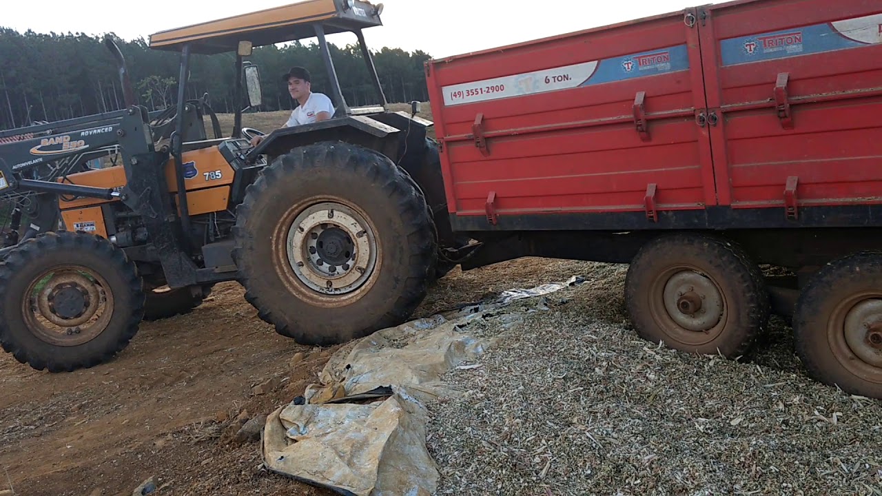 785 Valtra no pau