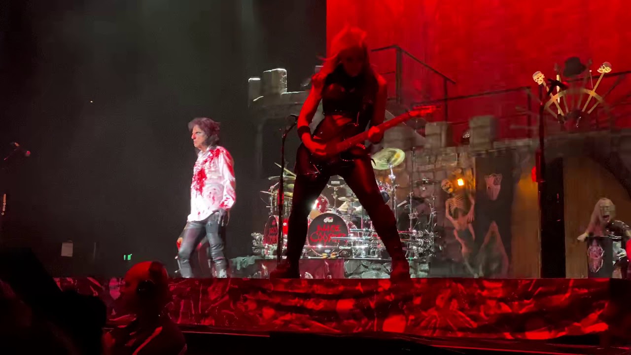 Alice Cooper - Nita Strauss solo / Roses on White Lace
