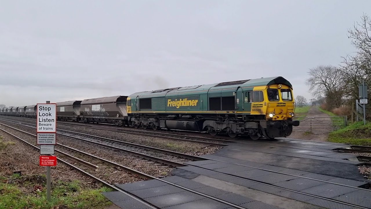 Trains at Barnby Dun Crossing 22/12/22 . With the  Beverly Christmas Carol Rail tour........