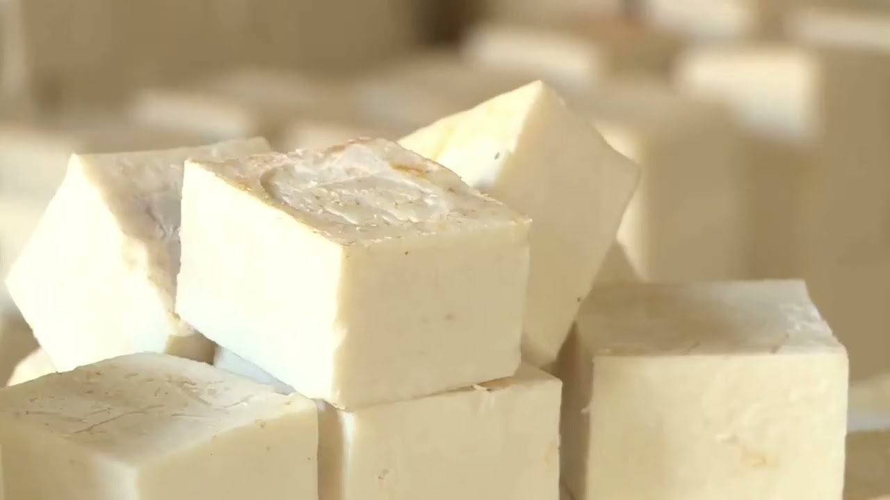 الفرق بين صابون زيت الزيتون الجيد النابلسي و بين زيت زيتون المطراف الرديء الحلبي .