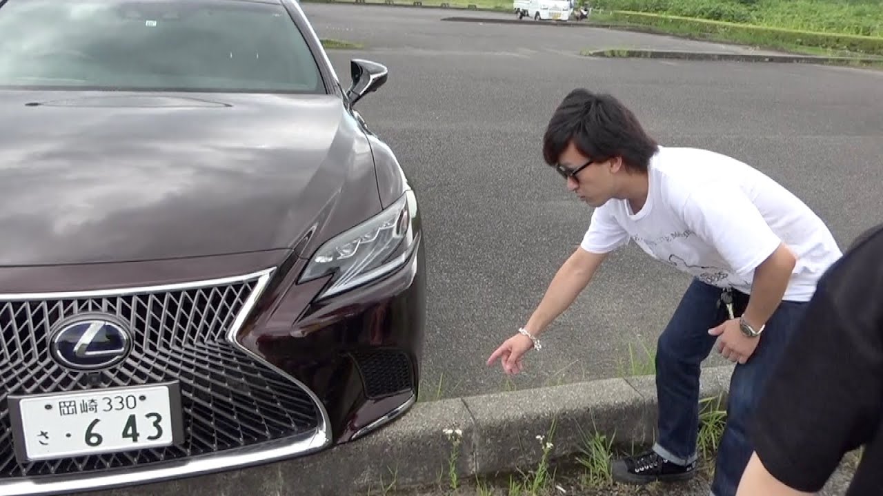 虫眼鏡さん、車擦ってるってば