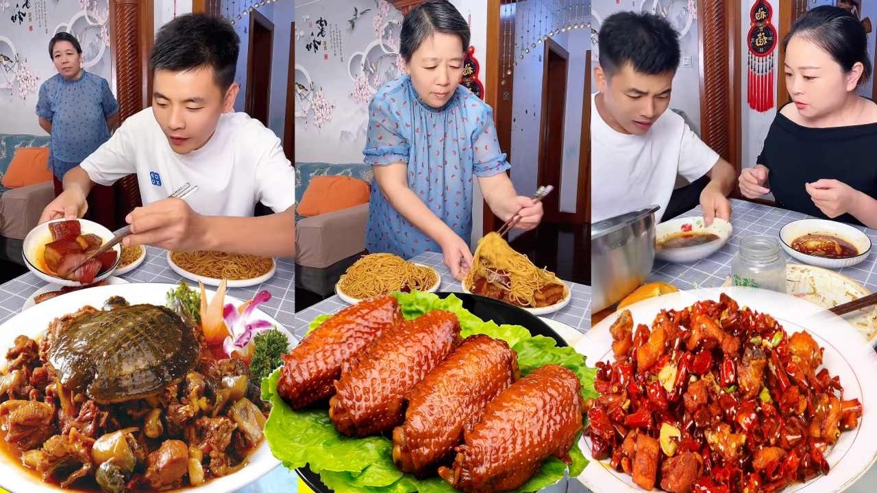 El viejo egoísta se comió todo el cerdo estofado, pero mi suegra me lo dio todo a mí.