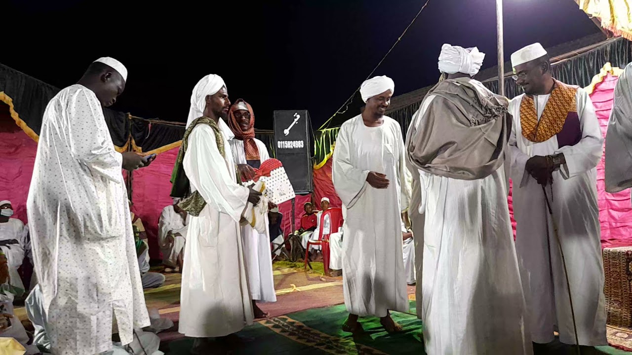 تكرم العالم العلامه الشيخ مبارك سعيد الصديق من فرع السقيفه مباركة  بالأبيض