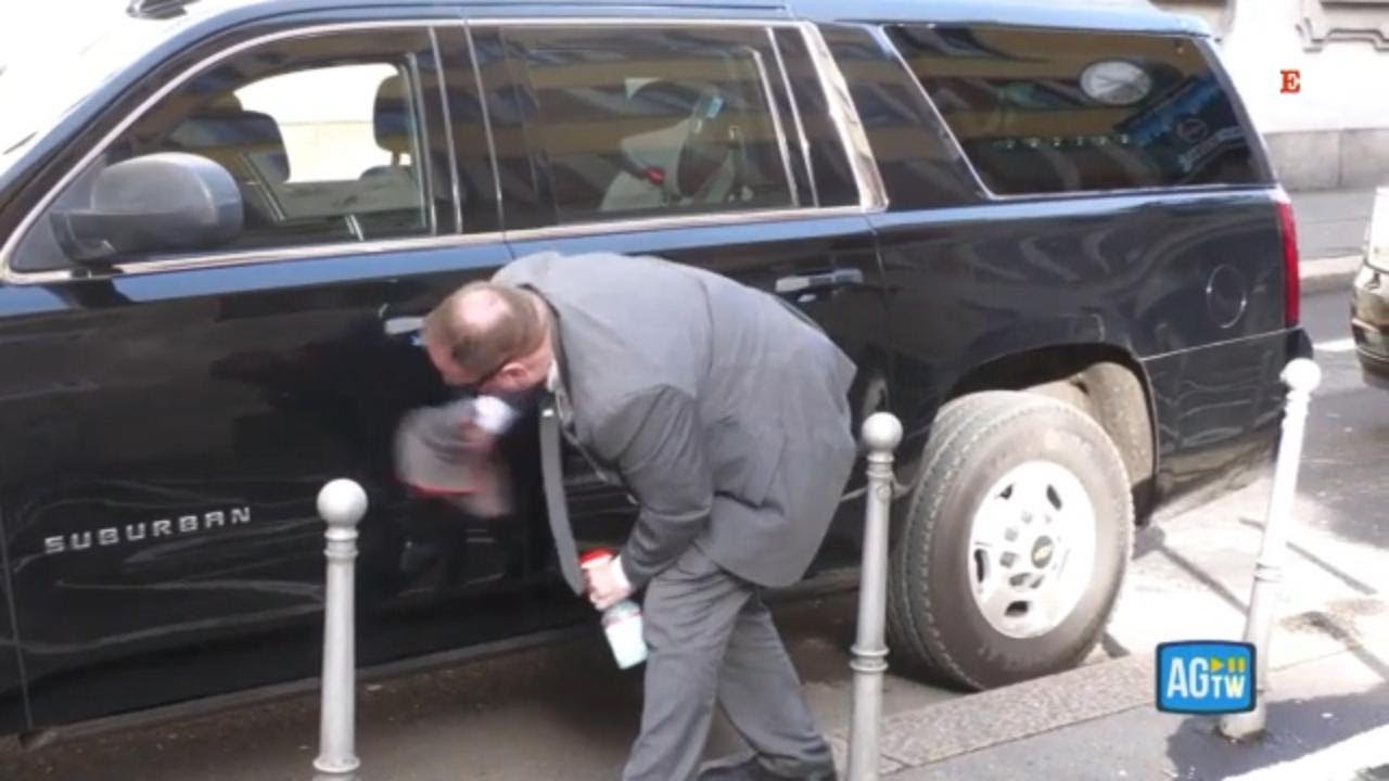 VANCE all'incontro con MELONI A MILANO: nell'attesa l'auto del vicepresidente Usa viene pulita