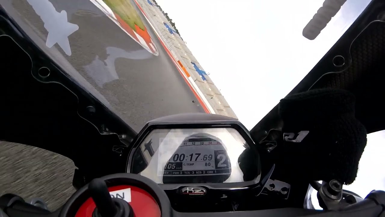 Circuit Ricardo Tormo, Valencia, 2 tours en 1'43'6, Yamaha R1 #423