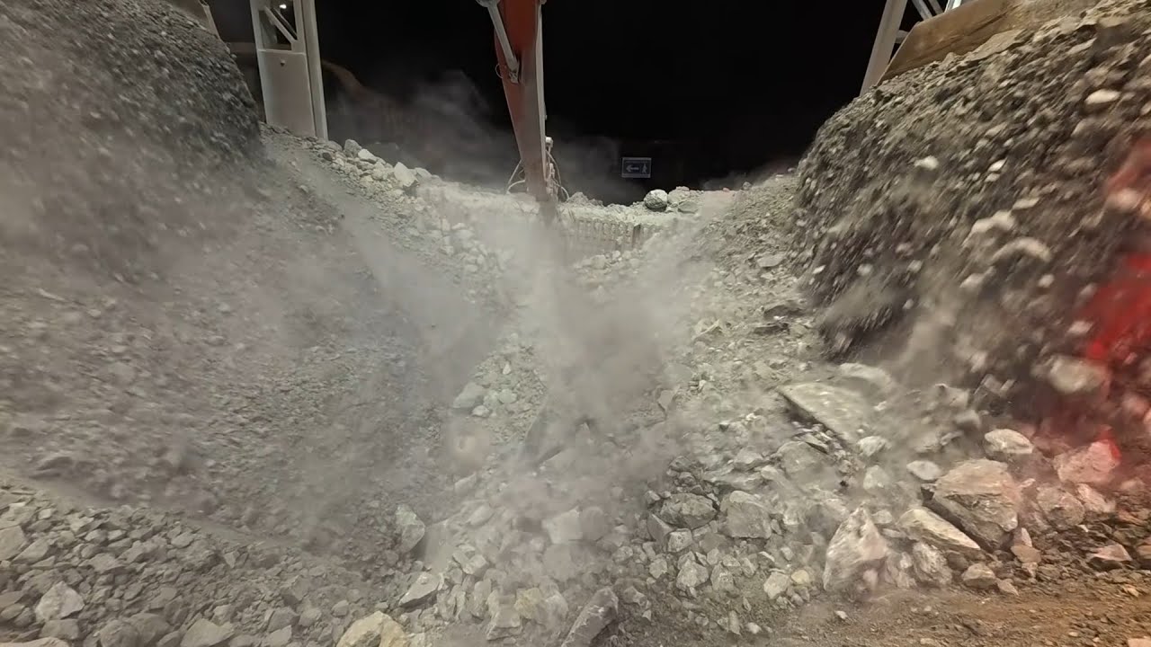 Dumping at the Same Time | Hungry Crusher Is Just Swallowing That Ore Like It’s Nothing
