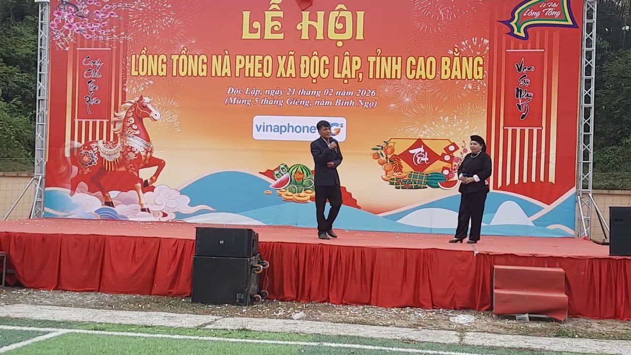 Hai bạn hát đối đáp giao duyên mừng ngày hội lồng thổng nà pheo xã độc lập