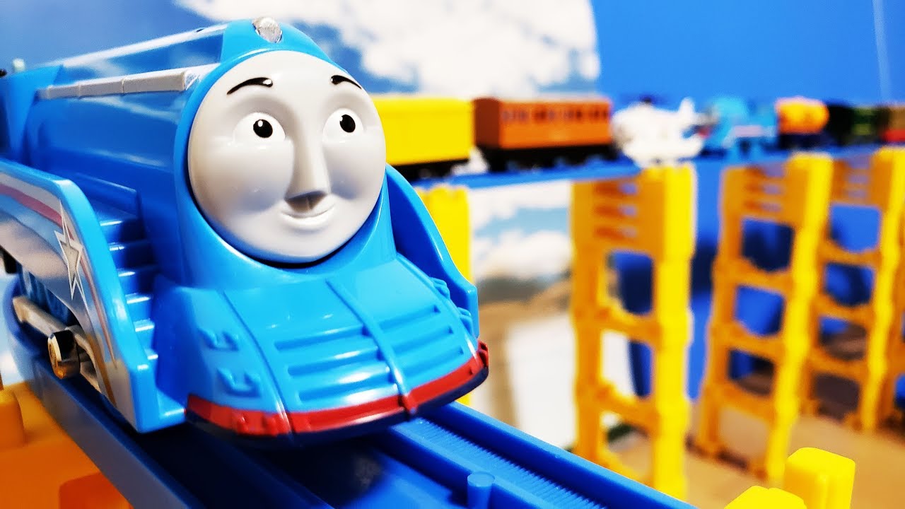 プラレール きかんしゃトーマス シューティングスターゴードンがハロルドやアニー、タンク車と連結して風車の前やトンネルを通過 英語で色を覚えよう hifumitoy