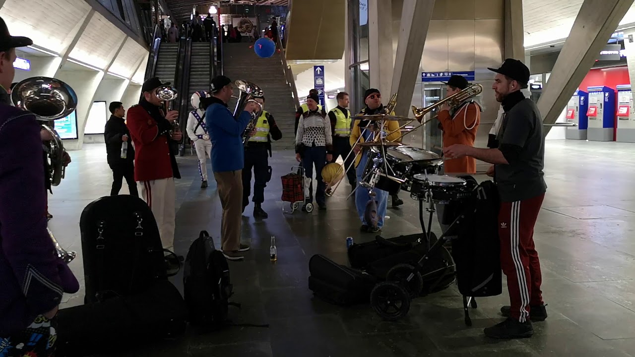 Hello (by HORNOCHSE) 02.03.2019 Bahnhof Luzern