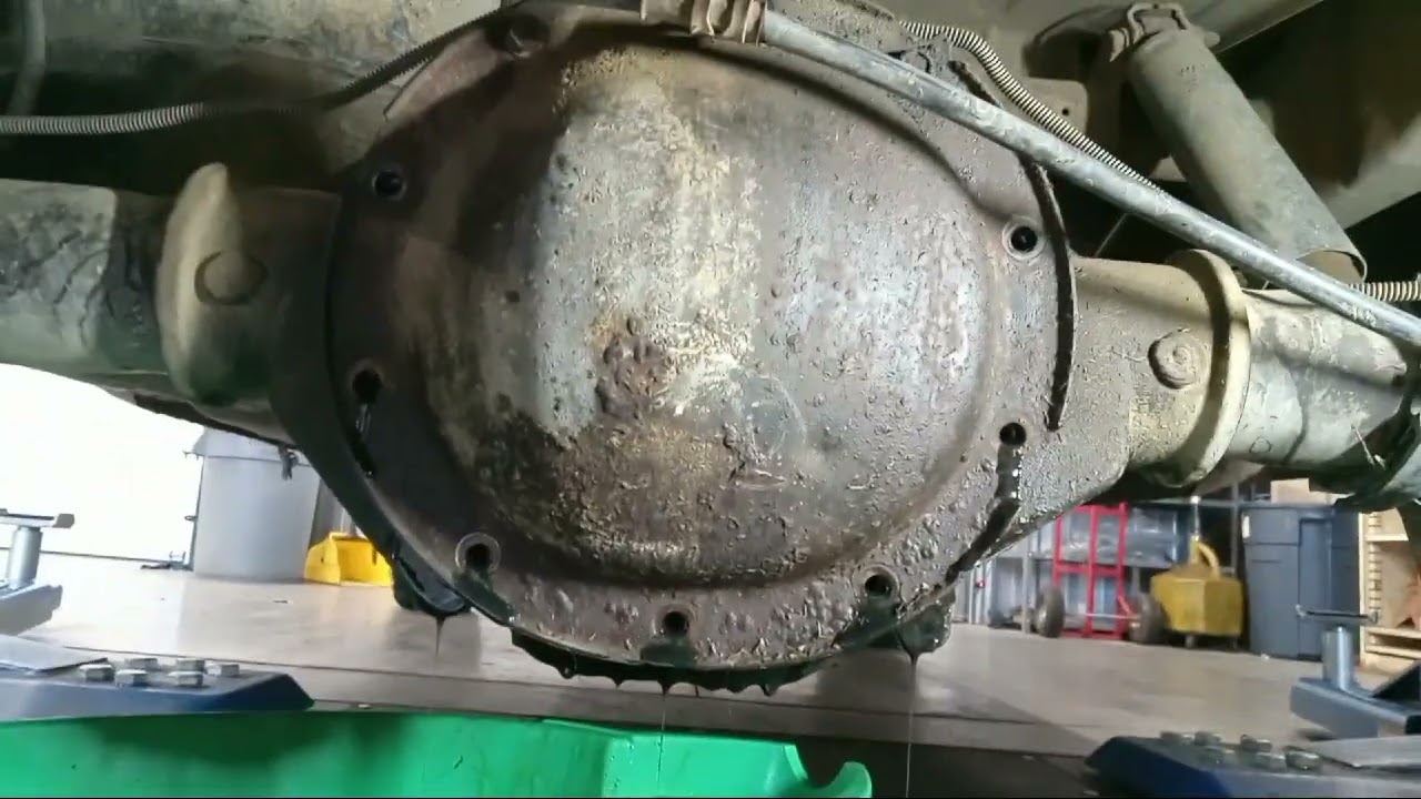 03-07 GMC Sierra / Silverado  Rear Differential fluid change EASY