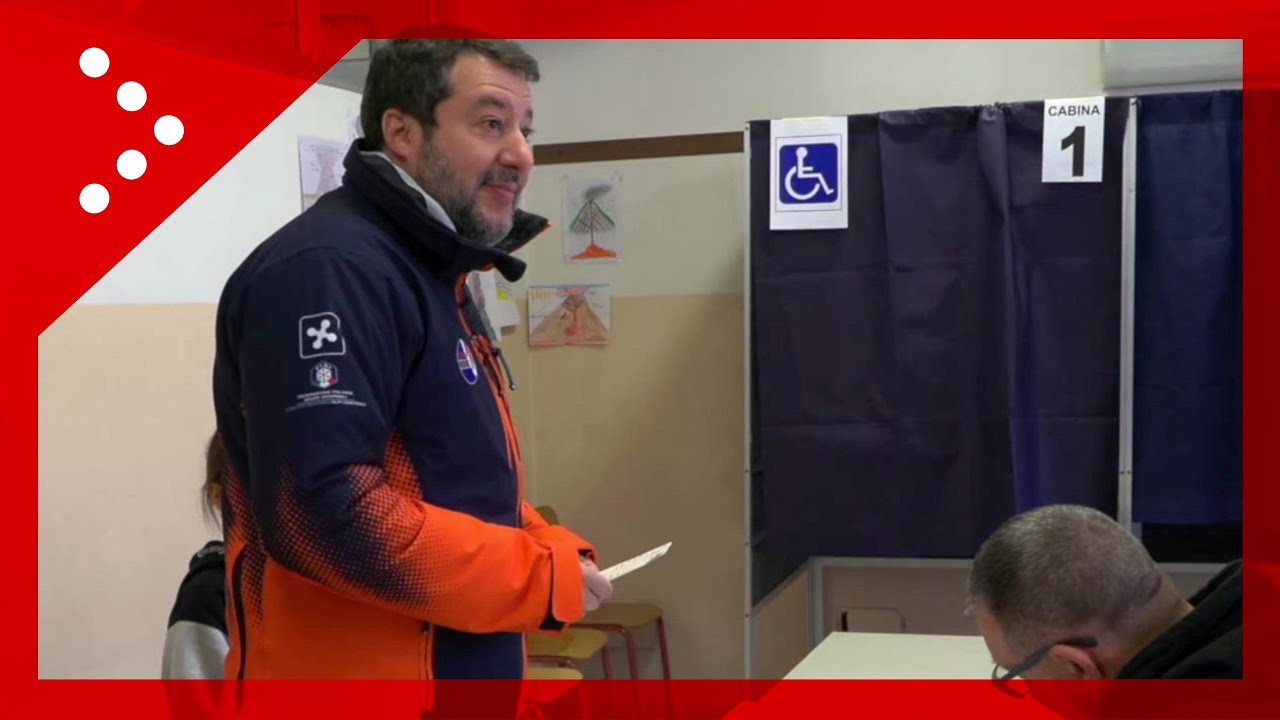 Regionali in Lombardia, Matteo Salvini al seggio: entra in cabina con la figlia
