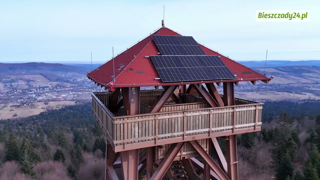Widok na Bieszczady i okoliczne tereny. Wieża widokowa na Holicy