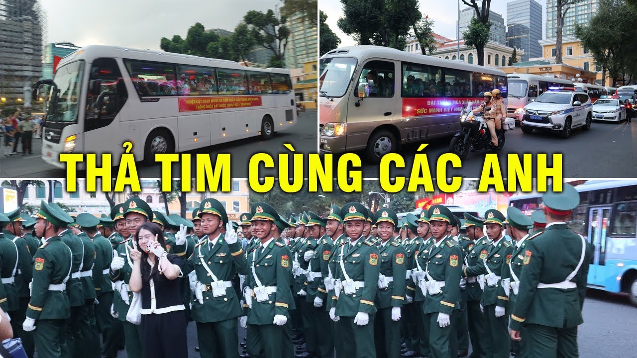 Hàng ngàn người dân reo hò chào đón các anh bộ đội tập kết diễu binh. Xe nhiều đến nỗi kẹt đoàn