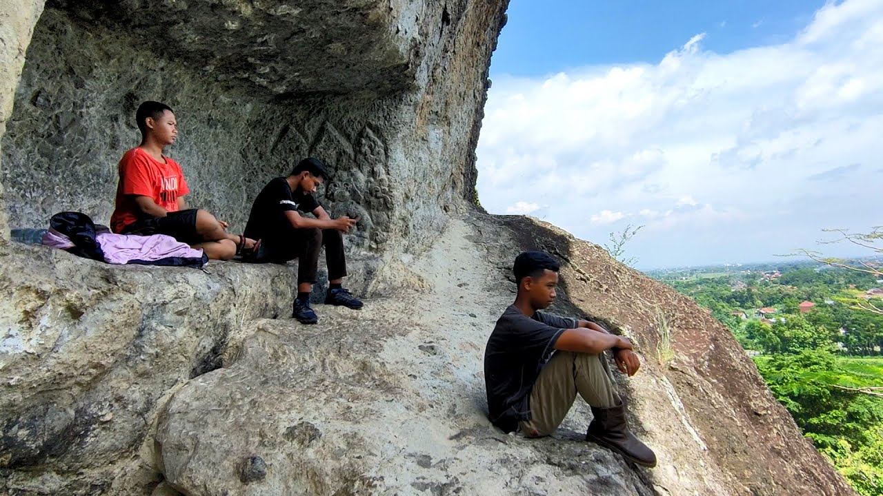 Lokasinya bikin merinding ... Pertapaan era Majapahit di dinding tebing. Situs Goa Pasir Tulungagung