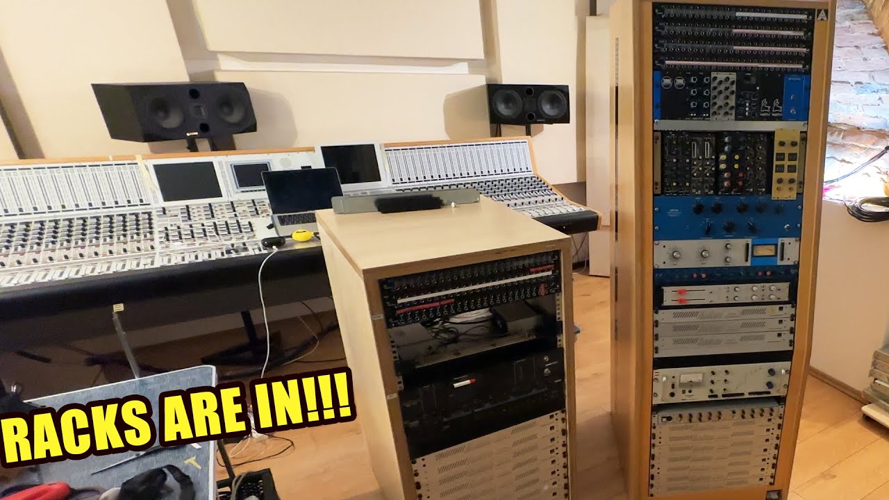 THIS CONSOLE WAS FREE! IT IS BECOMING THE CENTERPIECE OF MY STUDIO NOW 😱