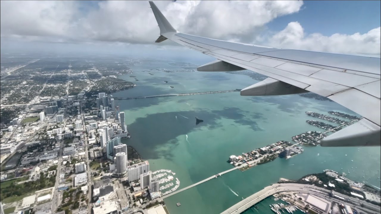 ESPECTACULAR vista al mar en Miami Intl.! Boeing 737Max American Airlines despegando de Miami