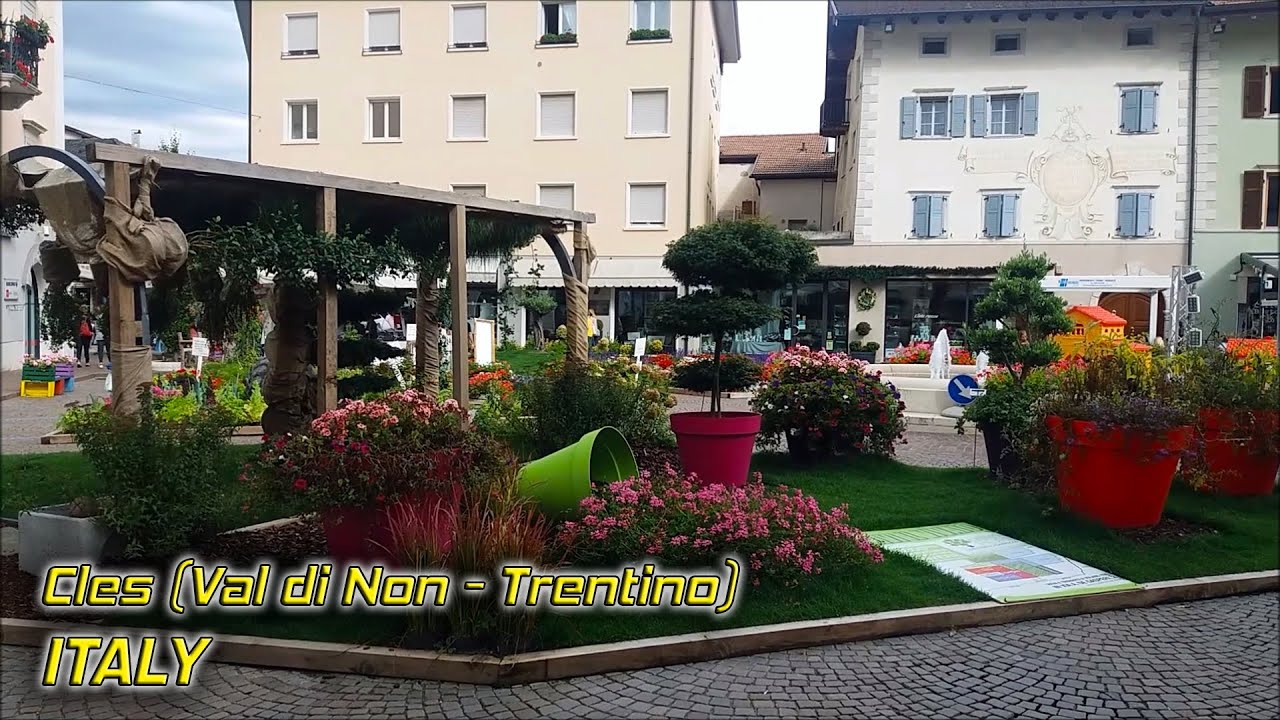 Cles (Val di Non, Trentino) Mercato domenicale e feste d'agosto 2016