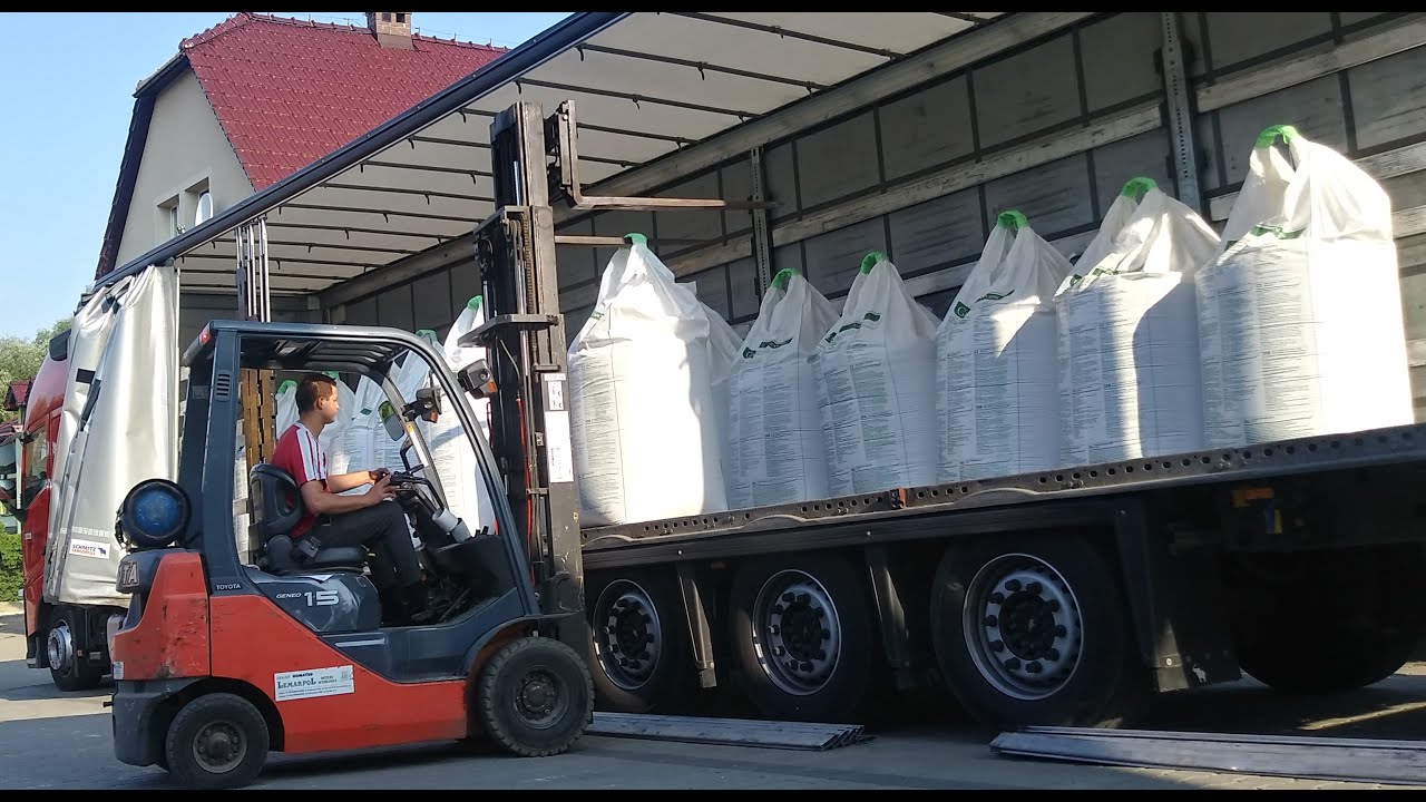 Rozładunek Big Bagów z nawozem u gospodarza