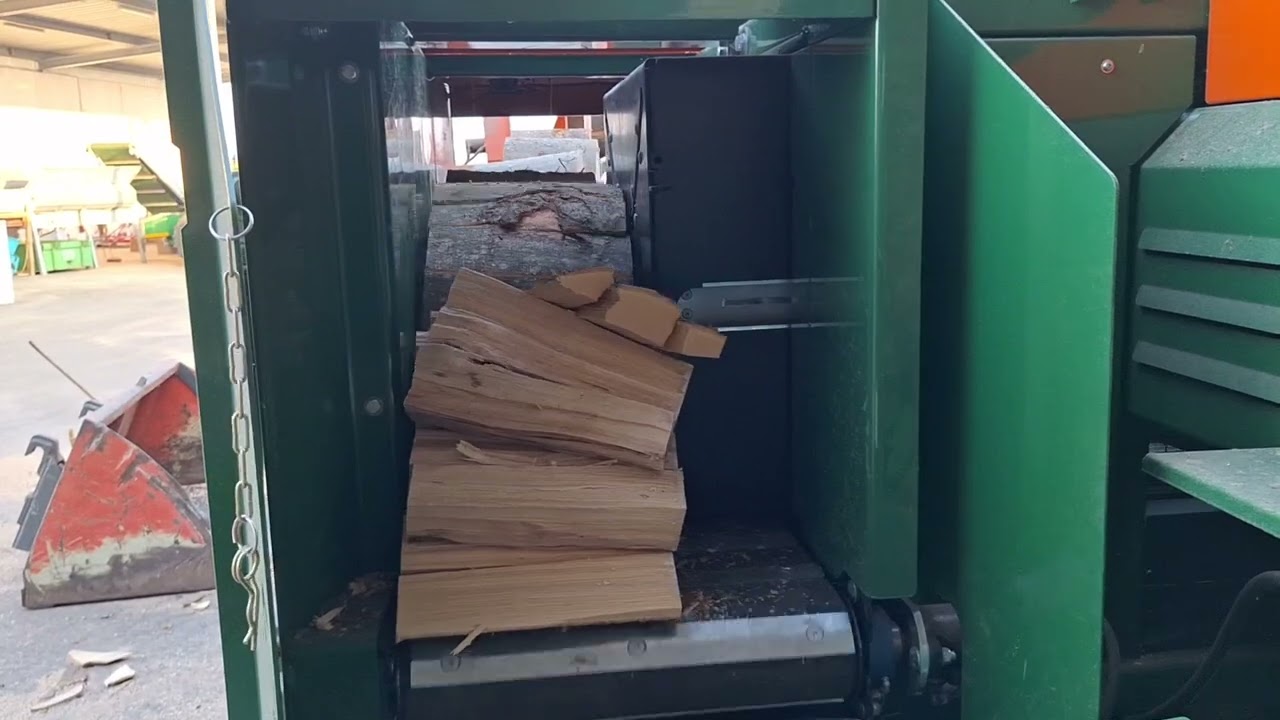 Lohnspalten HOFEGGER, Wieselburg, MOBILE Brennholzerzeugung, vom Bloch vor Ort zum fertigen Scheitl